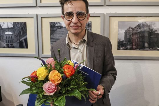Η Μάσα Γκέσεν παραλαμβάνει το βραβείο της... στα κρυφά, αντί για τη φαντασμαγορική τελετή που είχε αρχικά προγραμματιστεί